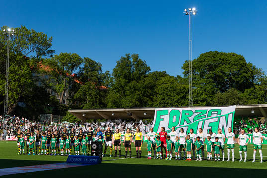s och Hammarbys spelare ställer upp innan fotbollsmatchen
