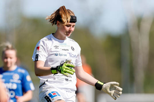 Örebros målvakt Tove Enblom deppar