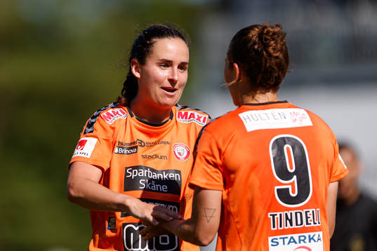 Kristianstads Evelyne Viens jublar med Tabitha Tindell som