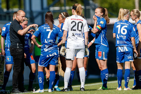 Örebros tränare Rickard Johansson pratar med spelarna