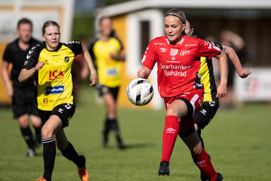 Bläddra bland fler bilder av Fotboll, Div 2 Mellersta Götaland, Skultorp - Elfsborg