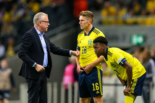 Head coach Janne Andersson of Sweden talks to Viktor