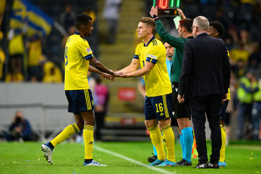 Alexander Isak of Sweden is replaced by Viktor Gyökeres