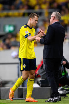 Viktor Claesson of Sweden and head coach Janne Andersson