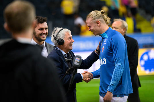 Former player and coach Egil Olsen shakes hands with Erling