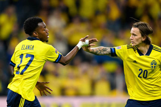 Anthony Elanga and Kristoffer Olsson celebrates