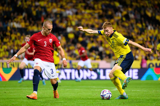 Leo Skiri Østigård of Norway and Dejan Kulusevski of