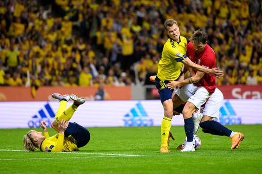 Emil Forsberg and Viktor Claesson of Sweden against Leo