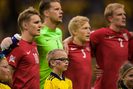 A player escort with a Norwegian flag painted
