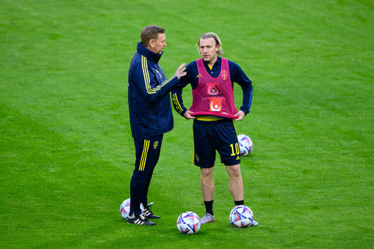 Assistant coach Peter Wettergren and Emil Forsberg of Sweden