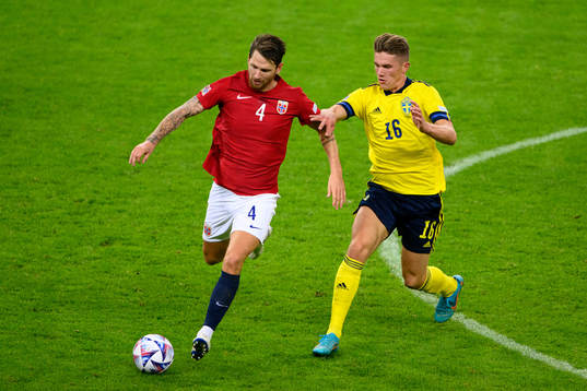 Stefan Strandberg of Norway and Viktor Gyökeres of Sweden