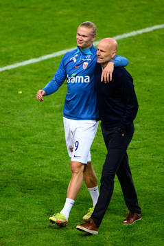 Erling Braut Haaland and Ståle Solbakken, head coach of