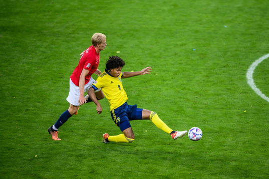Morten Thorsby of Norway and Jens Cajuste of Sweden