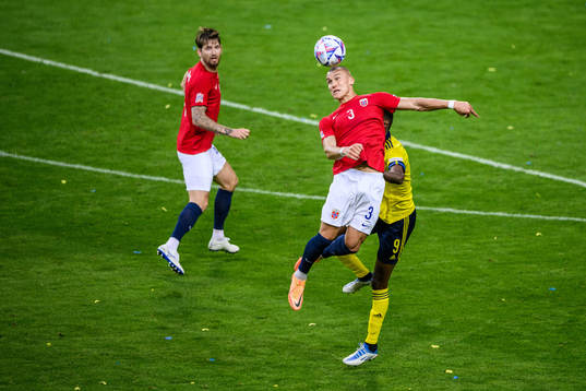 Leo Skiri Østigård of Norway and Alexander Isak of Sweden