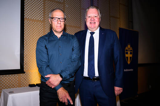 Rolf Johansson tar emot ett förtjänsttecken i guld