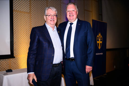 Krister Malmsten tar emot ett förtjänsttecken i guld