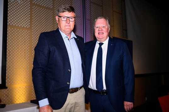 Kenneth Persson tar emot ett förtjänsttecken i guld