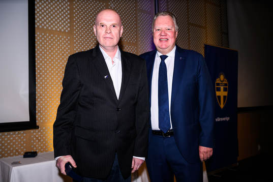 Imre Rekasi tar emot ett förtjänsttecken i guld