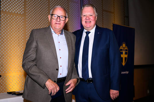 Jan Kennmark tar emot ett förtjänsttecken i guld