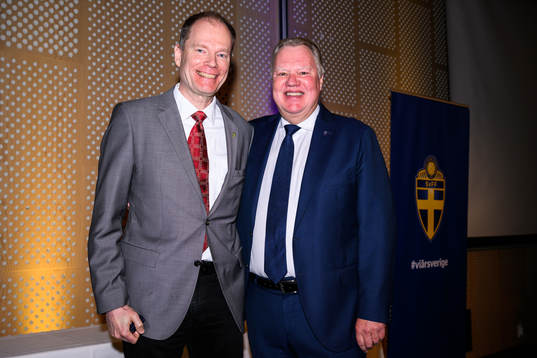 Jan Berg tar emot ett förtjänstmärke i guld