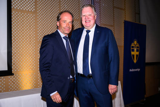 Richard Johnsson tar emot ett förtjänstmärke i guld