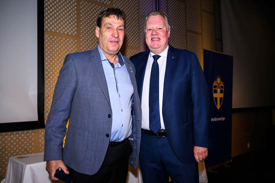Anders Gardefalk tar emot ett förtjänsttecken i guld