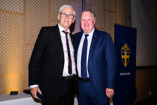 Bengt Ifvarsson tar emot ett förtjänsttecken i guld