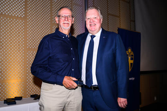 Anders Jacobsson tar emot ett förtjänsttecken i guld