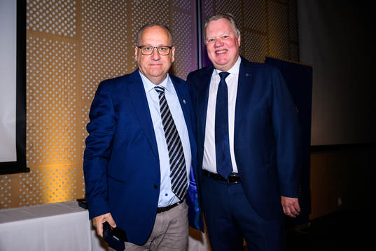 Leif Källén tar emot ett förtjänsttecken i guld