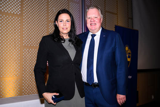 Caroline Strand tar emot ett förtjänsttecken i guld