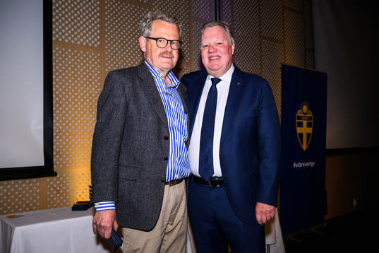 Claes Mauroy tar emot ett förtjänsttecken i guld