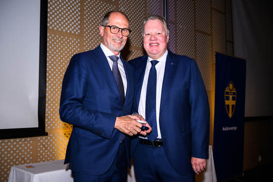 Lars-Christer Olsson tar emot ett förtjänsttecken i guld