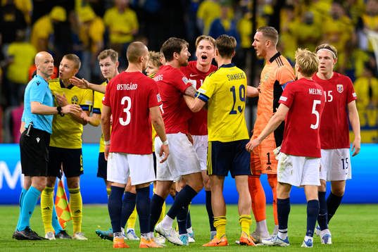 Players of Norway and of Sweden reacts
