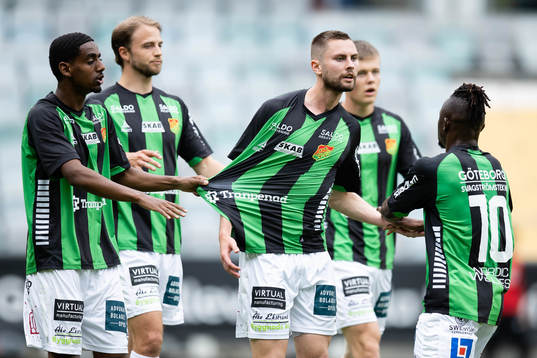 GAIS Michael Kargbo jublar med lagkamrater