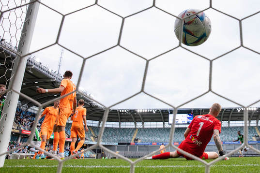GAIS Axel Henriksson (ej i bild) skjuter 2-2