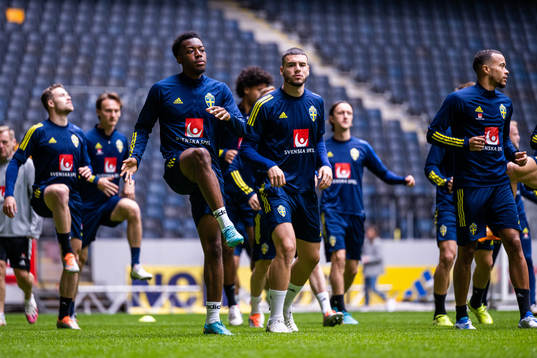 Anthony Elanga and Branimir Hrgota of the Swedish national