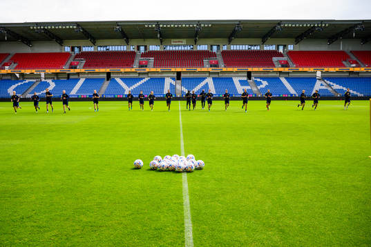 Players warm up