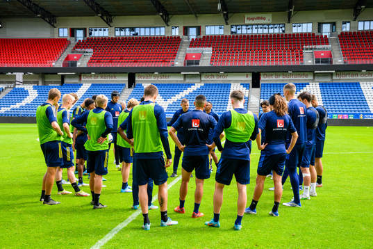 Players gather around head coach Andreas Pettersson