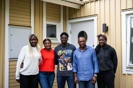 Bläddra bland fler bilder av Fotboll, Handboll, Familjen Mumbongo