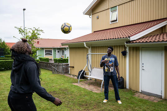 Charité och Joel Mumbongo