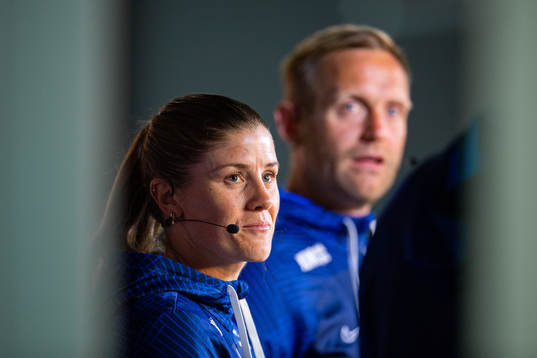 Maren Mjelde and Martin Sjögren, head coach of the