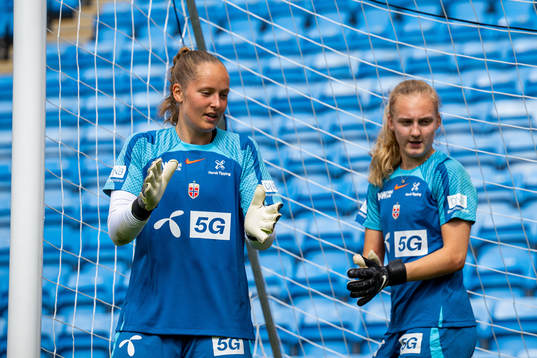 Goalkeeper Aurora Mikalsen and goalkeeper Sunniva Skoglund