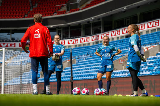 Goalkeeper Guro Pettersen, goalkeeper Sunniva Skoglund and