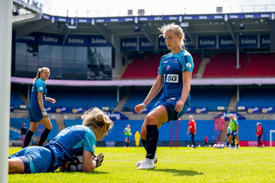 Goalkeeper Sunniva Skoglund and Sophie Román Haug of the