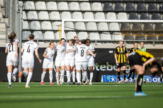 Eskilstuna Uniteds Elise Stenevik jublar