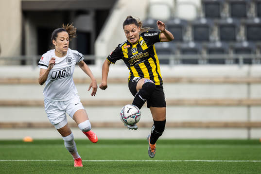 Eskilstuna Uniteds Anna Oskarsson och Häckens Johanna