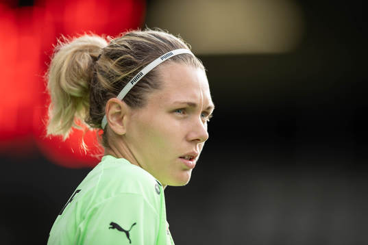 Häckens målvakt Jennifer Falk innan fotbollsmatchen i