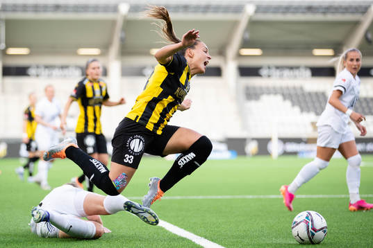 Eskilstunas Elise Stenevik fäller Häckens Johanna