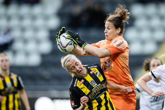 Eskilstuna Uniteds målvakt Katlynn Fraine och Häckens