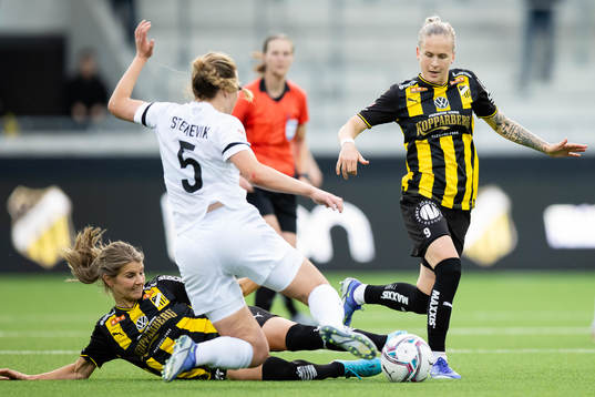 Häckens Andrine Stolsmo Hegerberg och Filippa Curmark mot